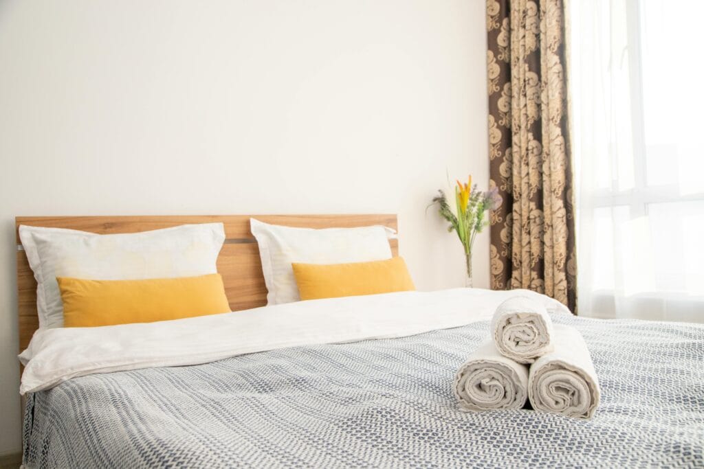 7 beauty tips for oily skin and pimples: not changing towels and pillows often