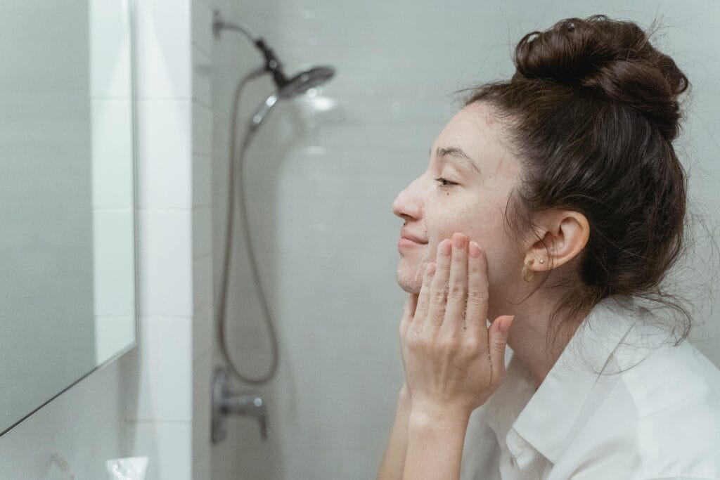 7 Beauty Tips For Oily Skin and Pimples: 60 seconds cleanse
